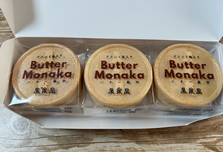 栄泉堂のバター最中の外観と最中皮の質感