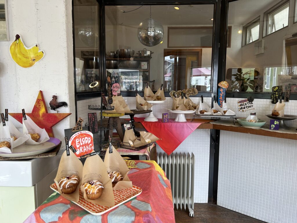 MomoSweets（モモスイーツ）店内　マフィン・タルト・スコーンがたくさん