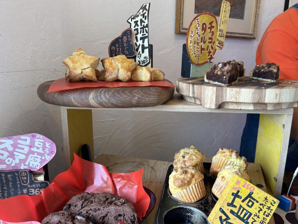 MomoSweets（モモスイーツ）レジ前にも焼きたてマフィンがたくさん