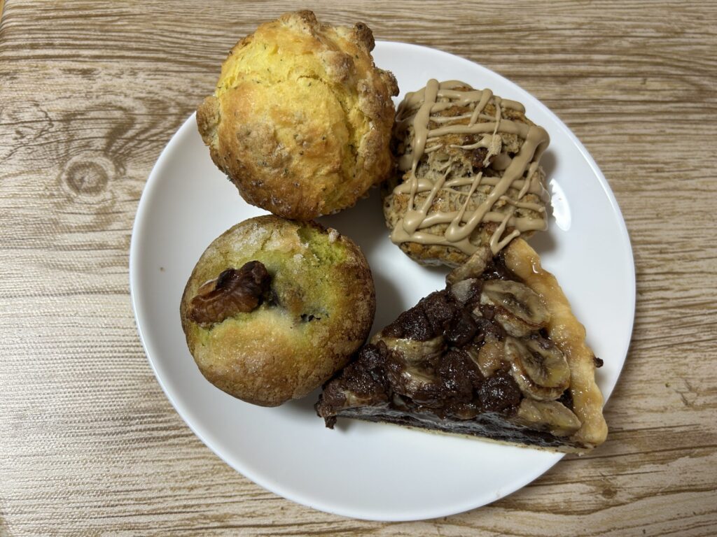 MomoSweets（モモスイーツ）のマフィン・タルト・スコーン盛り合わせ