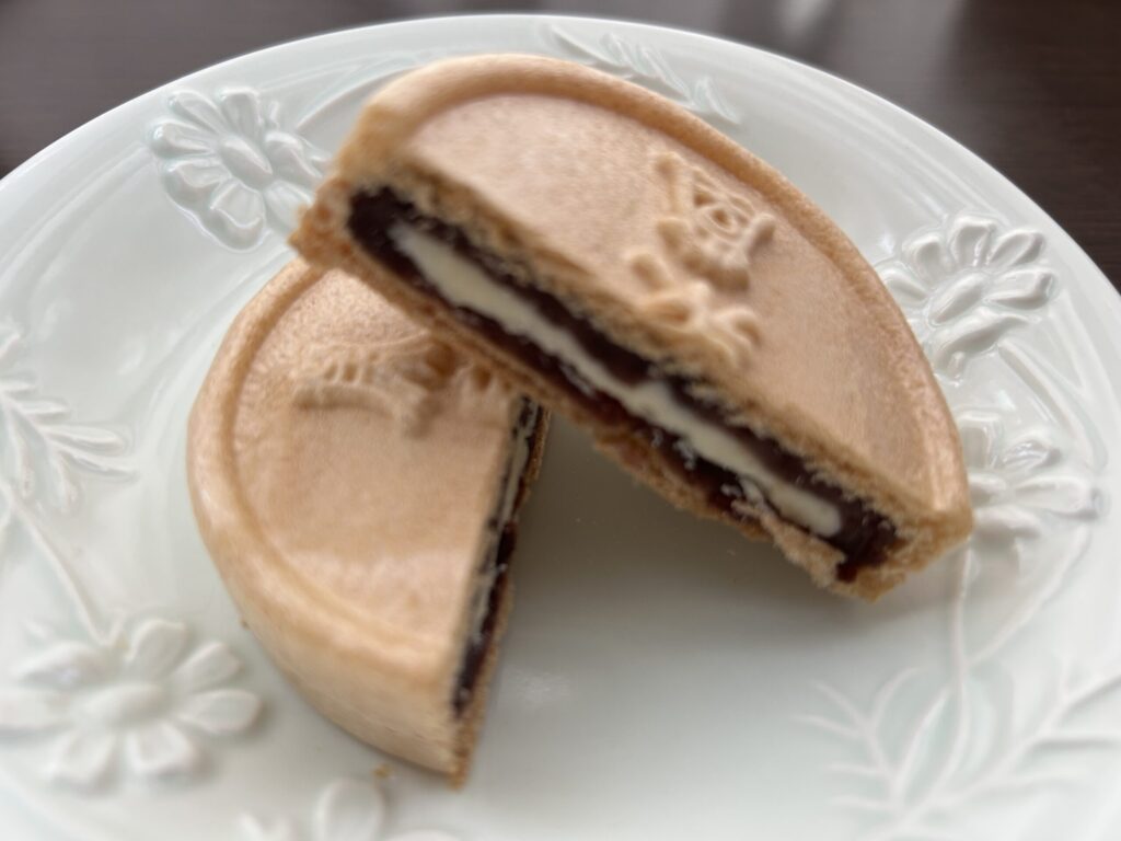 栄泉堂のバター最中の断面 あんことバターのバランス