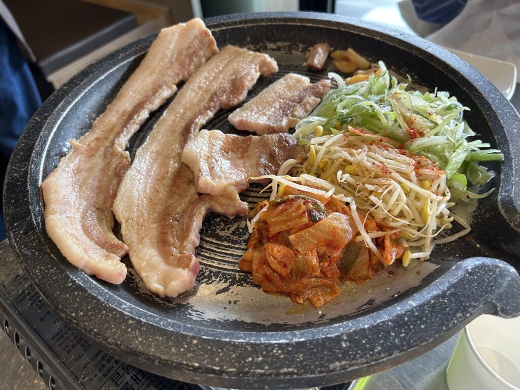 運ばれてきたサムギョプサル（塩）