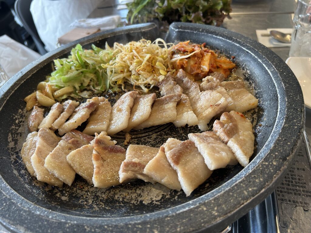 美味しそうに焼き上がったサムギョプサル