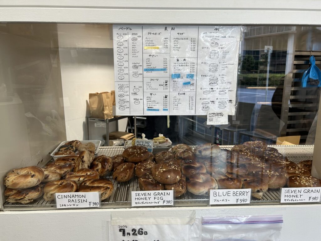 マルイチベーグル 店内のベーグル陳列ショーケース