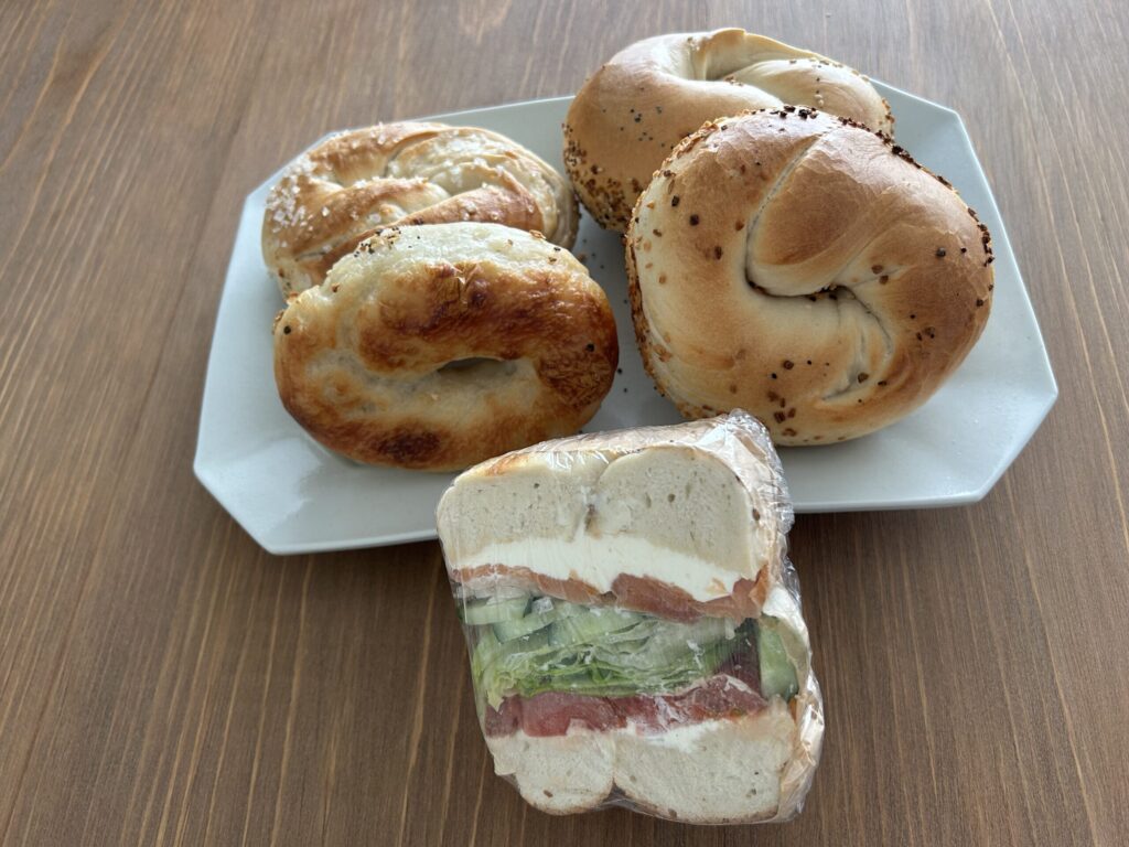 購入したベーグルとスモークサーモンサンド