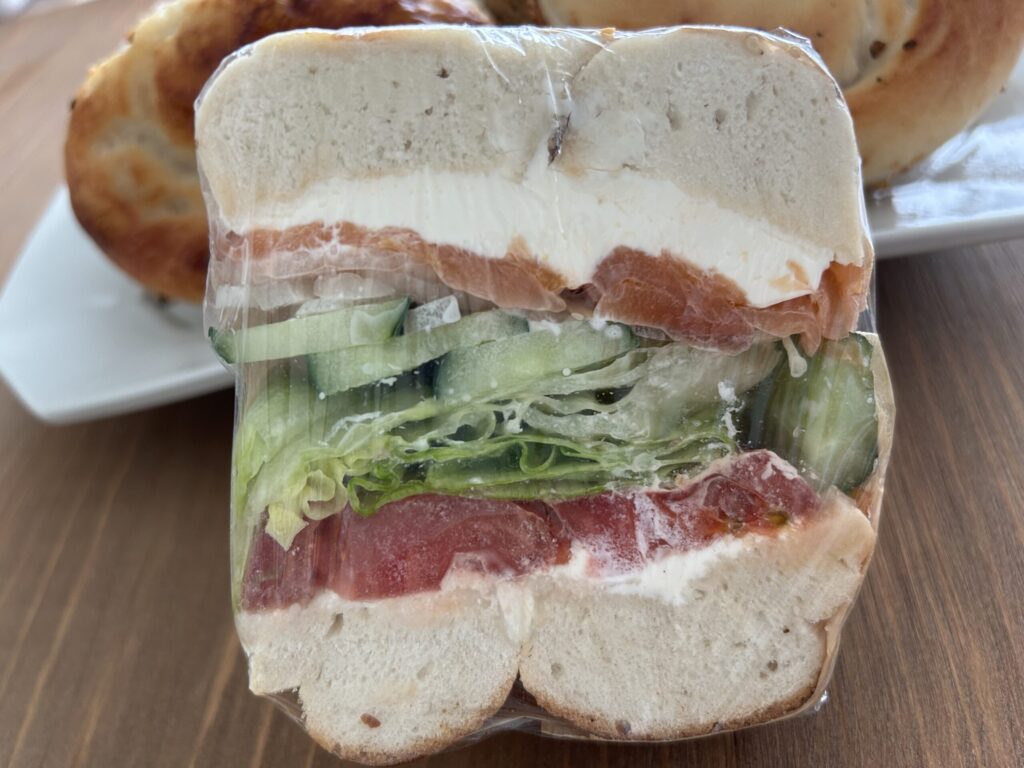 たっぷりのクリームチーズと具材のスモークサーモンサンド