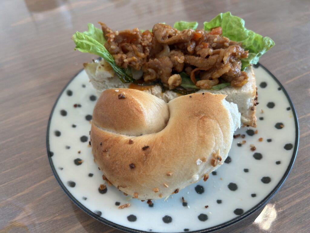 オニオンベーグルに豚肉コチュジャン炒めを挟んだアレンジ